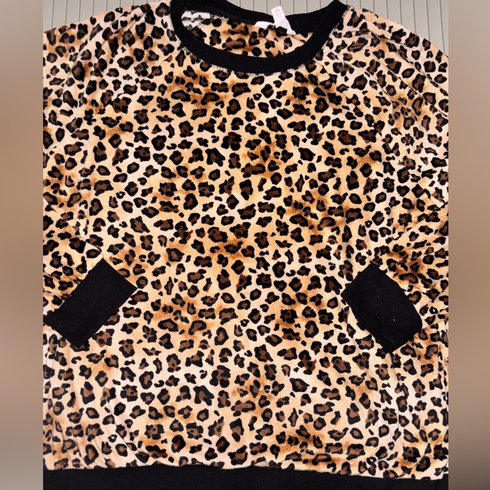 Secret Treasures Cozy Luxe Leopard Print Velour Pajama Set Sweatshirt & Joggers - Picture 3 of 10